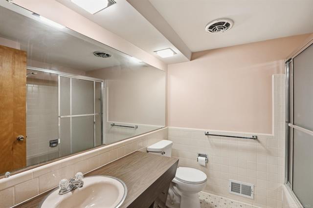 Builiding view eighteen for 11220 Canterbury, Warren, MI. 48093