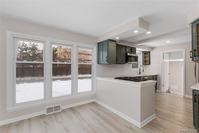 Builiding view eighteen for 21305 Oxford, Farmington, MI. 48336