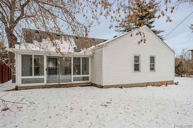 Builiding view thirty for 21305 Oxford, Farmington, MI. 48336