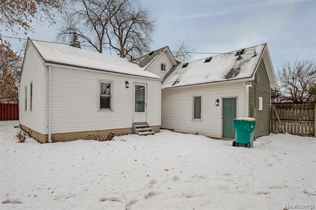 Builiding view twenty eight for 21305 Oxford, Farmington, MI. 48336