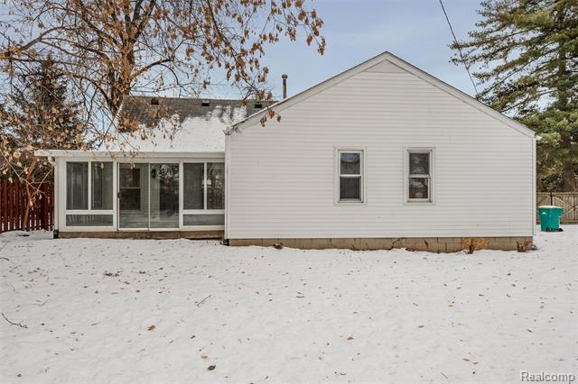 Builiding view twenty nine for 21305 Oxford, Farmington, MI. 48336