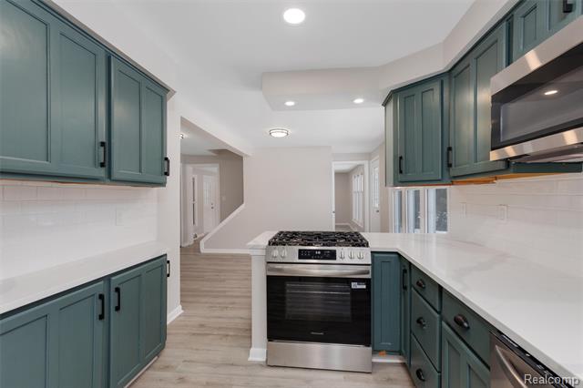 Builiding view twenty one for 21305 Oxford, Farmington, MI. 48336