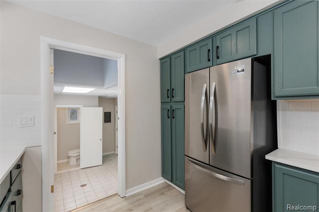 Builiding view twenty for 21305 Oxford, Farmington, MI. 48336