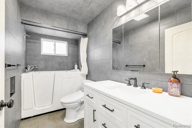 Builiding view twenty eight for 30212 Greater Mack, Saint Clair Shores, MI. 48082