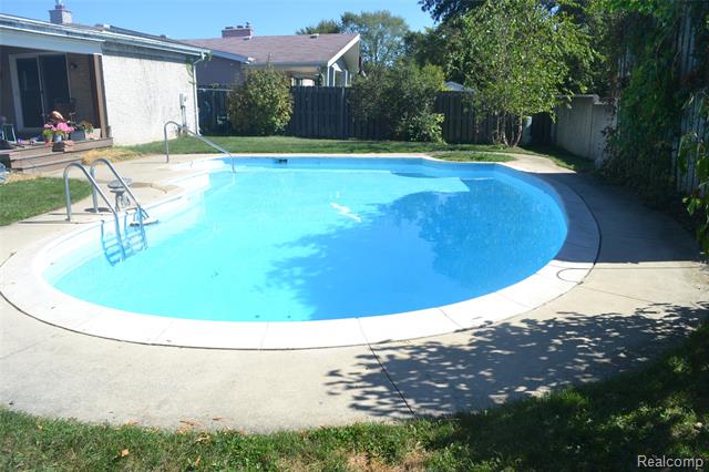 Builiding view four for 8704 Edna, Warren, MI. 48093