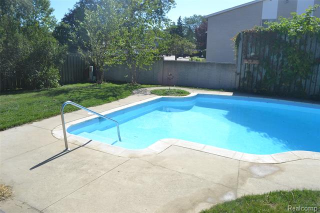 Builiding view seventy five for 8704 Edna, Warren, MI. 48093