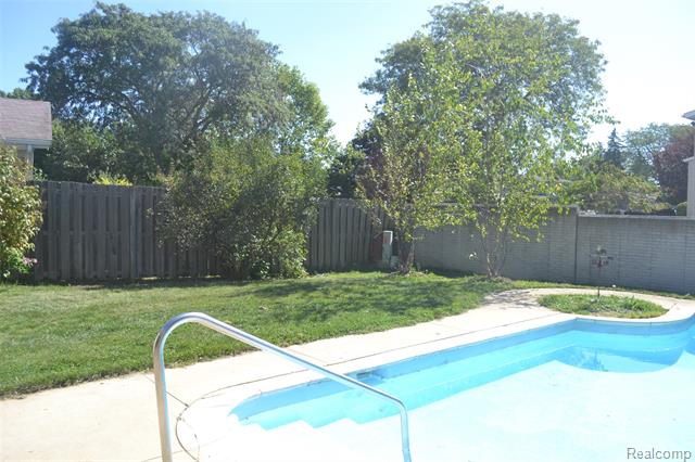 Builiding view seventy six for 8704 Edna, Warren, MI. 48093