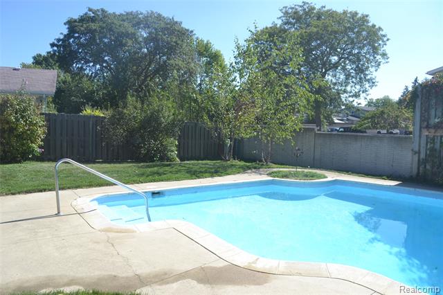 Builiding view sixty nine for 8704 Edna, Warren, MI. 48093