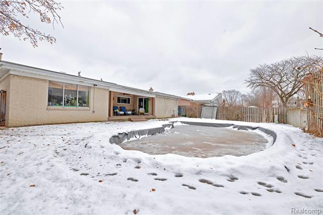 Builiding view sixty two for 8704 Edna, Warren, MI. 48093