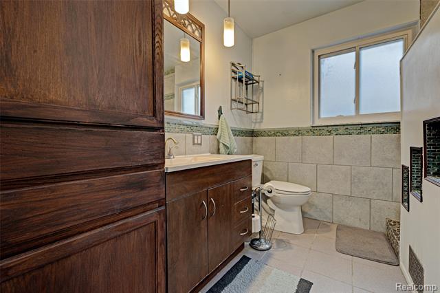 Builiding view thirty eight for 8704 Edna, Warren, MI. 48093