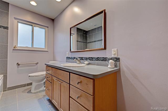 Builiding view thirty two for 8704 Edna, Warren, MI. 48093