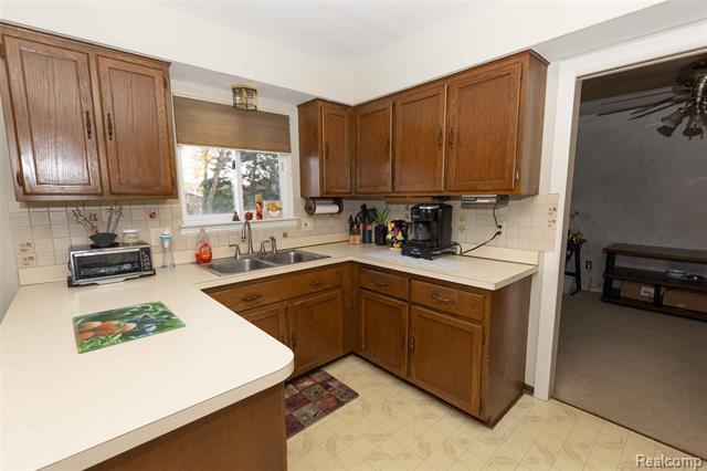 Builiding view five for 30988 Moroso, Warren, MI. 48088