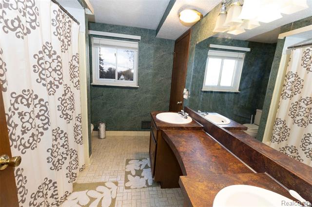 Builiding view seventeen for 30988 Moroso, Warren, MI. 48088