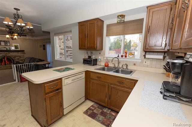 Builiding view six for 30988 Moroso, Warren, MI. 48088