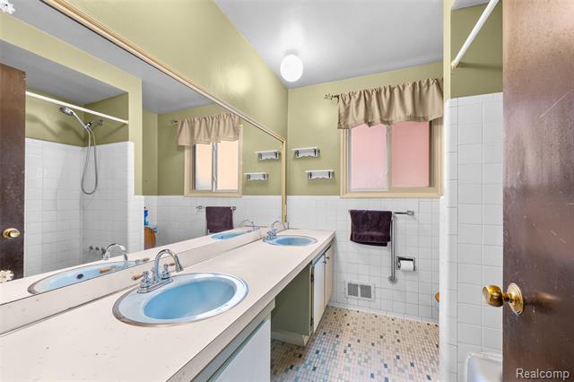 Builiding view fifteen for 8718 Binney, Warren, MI. 48093