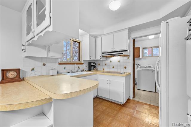 Builiding view six for 8718 Binney, Warren, MI. 48093