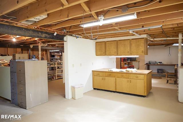Builiding view forty four for 2557 Chicago, Warren, MI. 48092