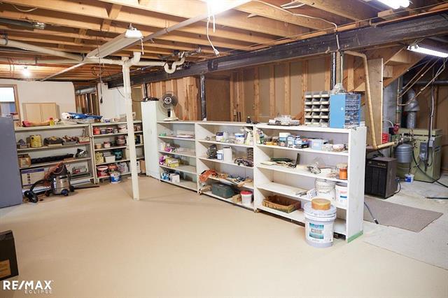 Builiding view forty seven for 2557 Chicago, Warren, MI. 48092