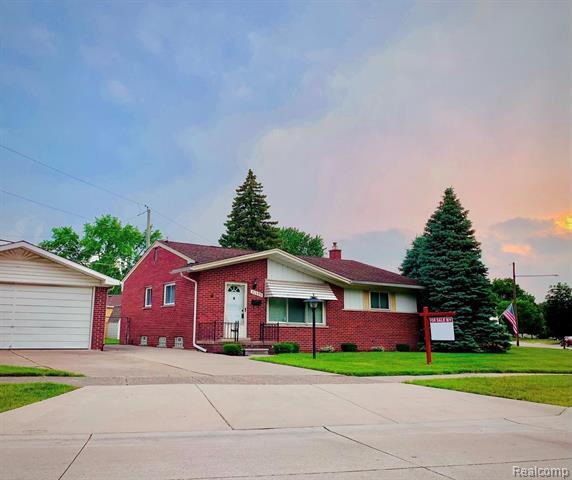 front view for 31495 Lyons Circle E, Warren, Mi. 48092