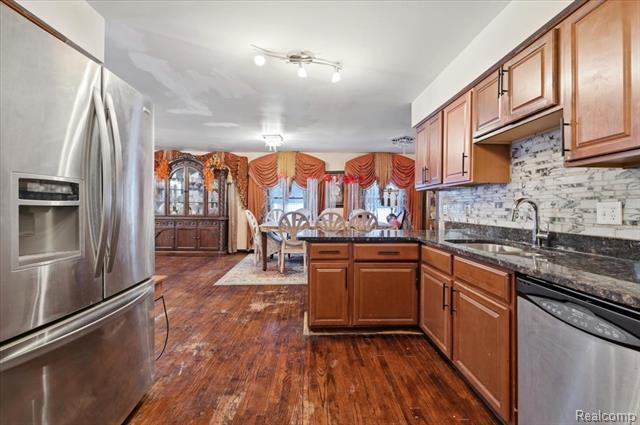 Builiding view sixteen for 21428 Lundy, Farmington, MI. 48336