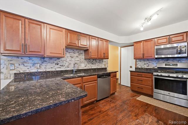 Builiding view thirteen for 21428 Lundy, Farmington, MI. 48336