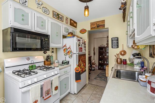 Builiding view eight for 31605 Juniper, Warren, MI. 48093