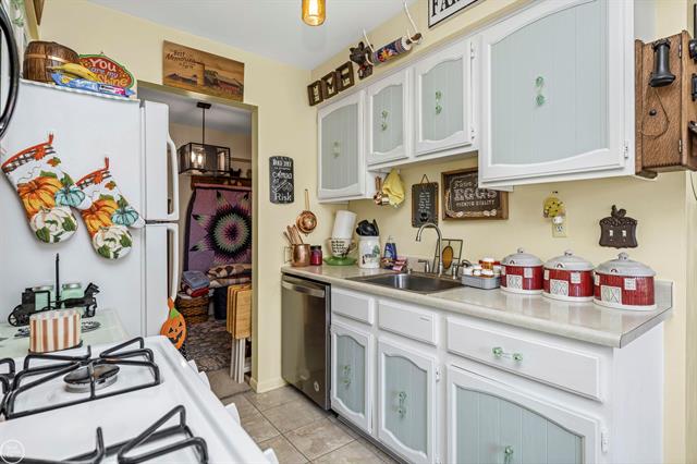 Builiding view nine for 31605 Juniper, Warren, MI. 48093