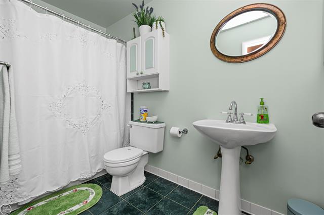 Builiding view seventeen for 31605 Juniper, Warren, MI. 48093