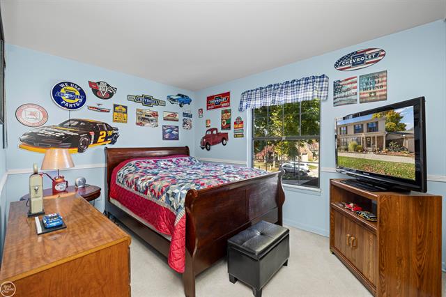 Builiding view sixteen for 31605 Juniper, Warren, MI. 48093