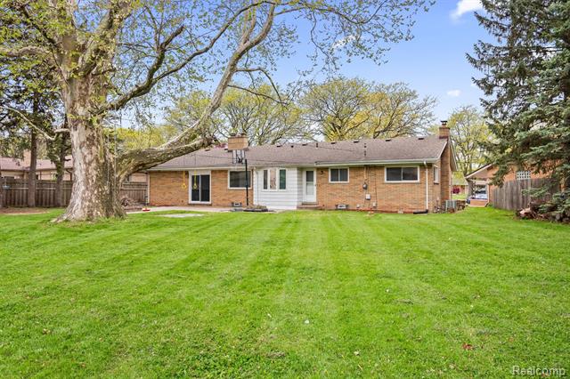 Builiding view thirty for 11215 Chippewa, Warren, MI. 48093