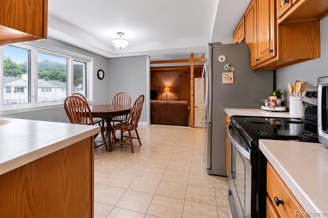 Builiding view twenty for 32229 Cambridge, Warren, MI. 48093
