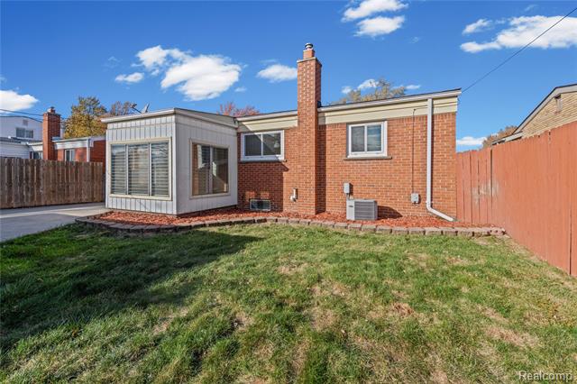 Builiding view seven for 21430 , Saint Clair Shores, MI. 48082