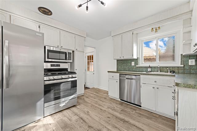 Builiding view sixteen for 21430 , Saint Clair Shores, MI. 48082