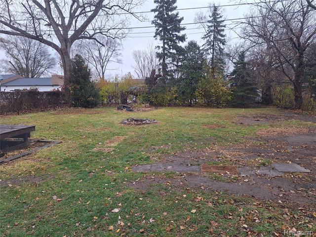 Builiding view five for 31700 Linden, Fraser, MI. 48026