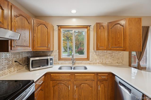 Builiding view eight for 21473 Lundy, Farmington, MI. 48336