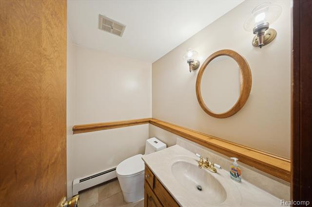 Builiding view twenty two for 21473 Lundy, Farmington, MI. 48336
