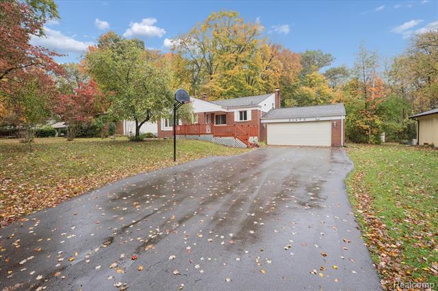 Builiding view two for 21473 Lundy, Farmington, MI. 48336