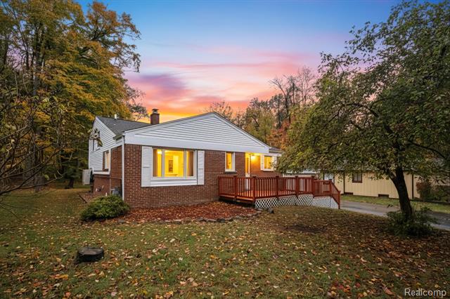 front view picture of 21473 Lundy Dr, Farmington, MI. 48336