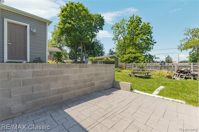 Builiding view fifty three for 32417 Linderman, Warren, MI. 48093