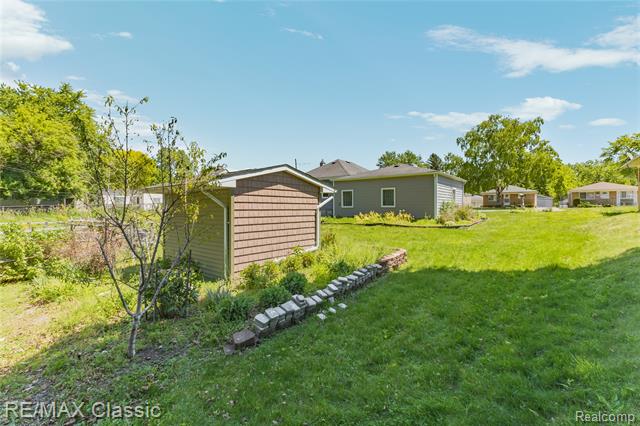 Builiding view fifty for 32417 Linderman, Warren, MI. 48093