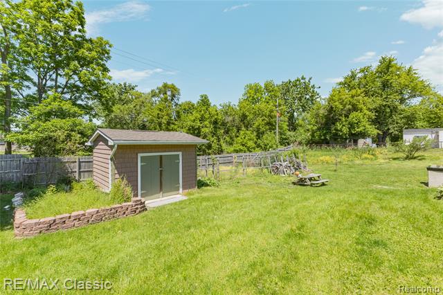 Builiding view forty nine for 32417 Linderman, Warren, MI. 48093