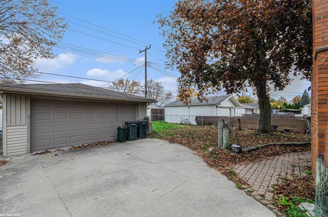 Builiding view nineteen for 23418 Recreation, Saint Clair Shores, MI. 48082