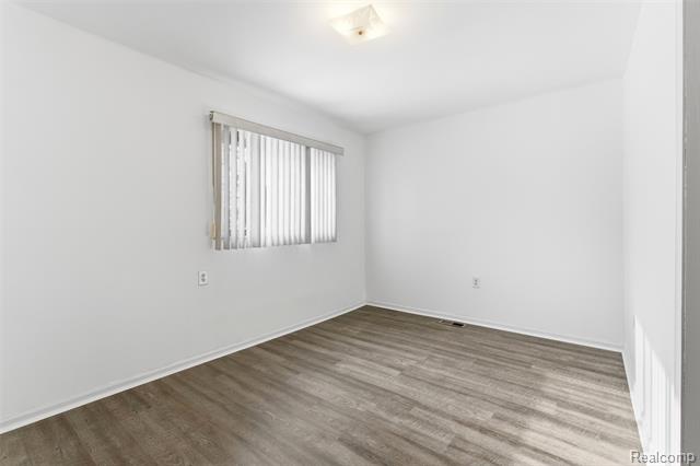 Builiding view fifteen for 32477 Vincent, Warren, MI. 48092