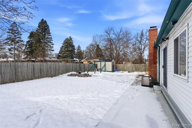 Builiding view thirty five for 32477 Vincent, Warren, MI. 48092