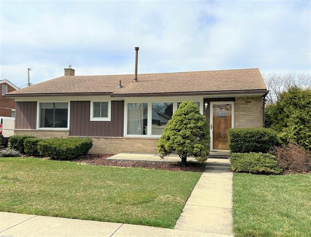 front view for 32031 Thorncrest, Saint Clair Shores, Mi. 48082