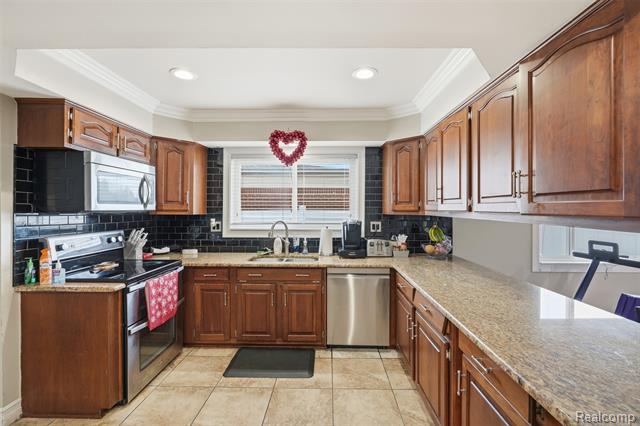 Builiding view ten for 33367 Elgin, Sterling Heights, MI. 48310