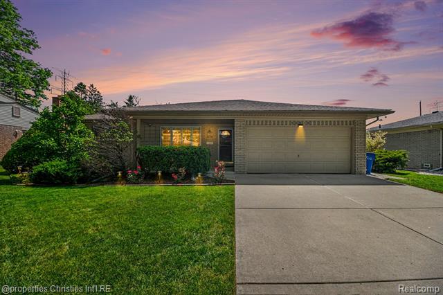 front view for 32916 Cambridge, Warren, Mi. 48093