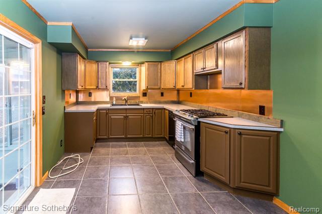 Builiding view seven for 32501 Eiffel, Warren, MI. 48088