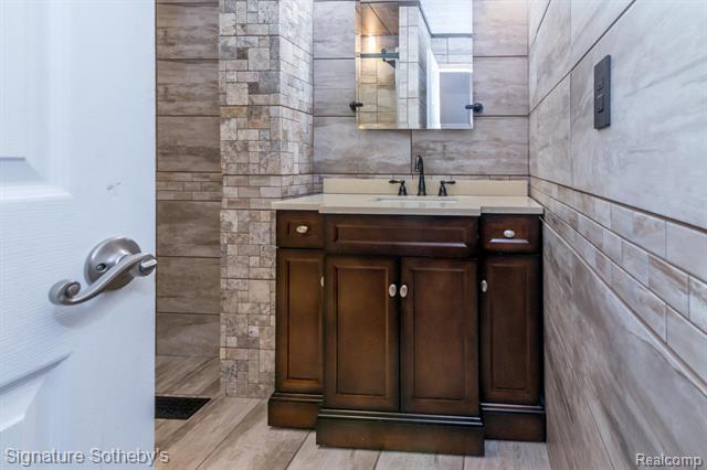 Builiding view thirteen for 32501 Eiffel, Warren, MI. 48088