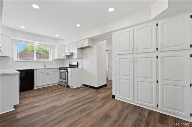 Builiding view eight for 33058 Ione, Sterling Heights, MI. 48310
